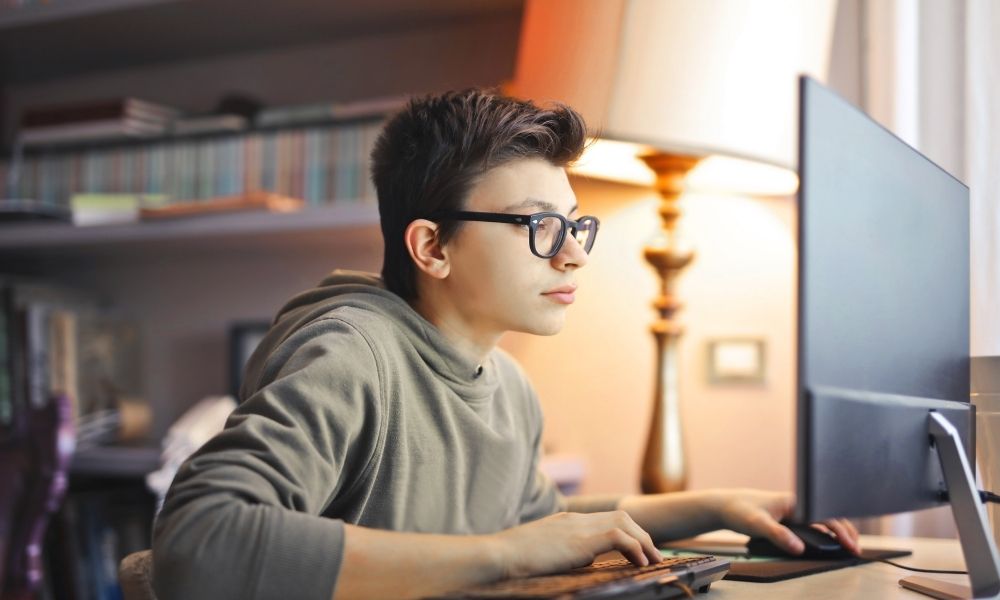 Simple Ways to Keep Kids Focused and Off Unsupervised Tech in School